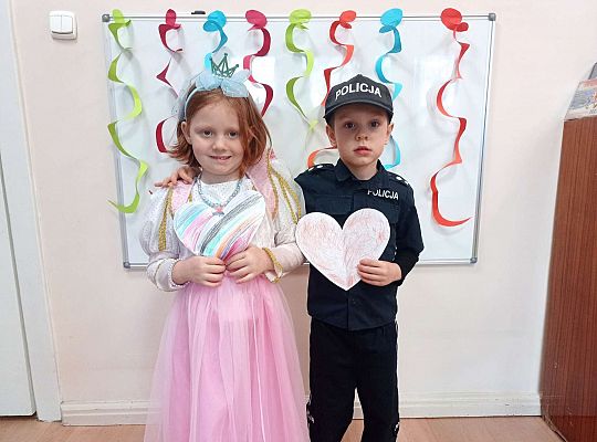 Dzieci ustawione są do wspólnego zdjęcia walentynkowego