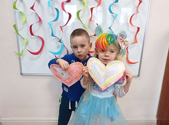 Dzieci ustawione są do wspólnego zdjęcia walentynkowego