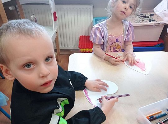 Dzieci kolorują serca