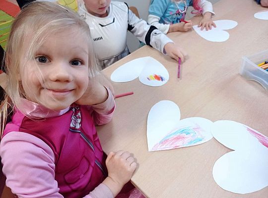 Dzieci kolorują serca