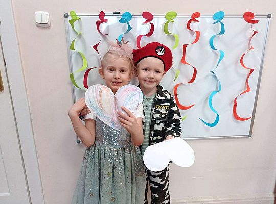 Dzieci ustawione są do wspólnego zdjęcia walentynkowego