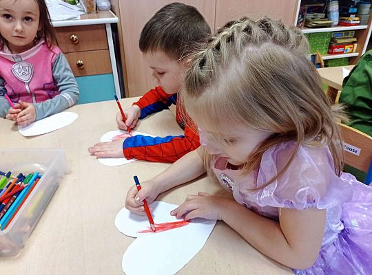 Dzieci kolorują serca