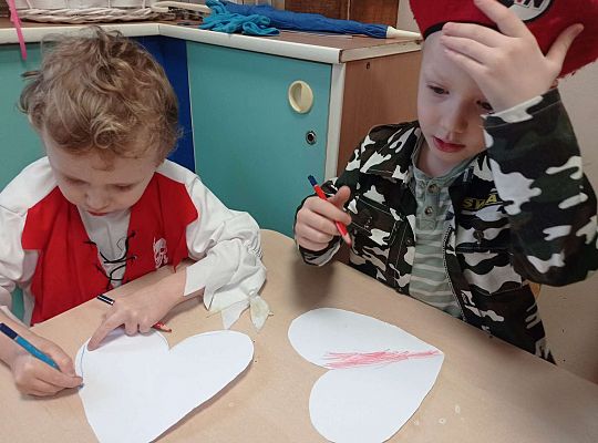 Dzieci kolorują serca