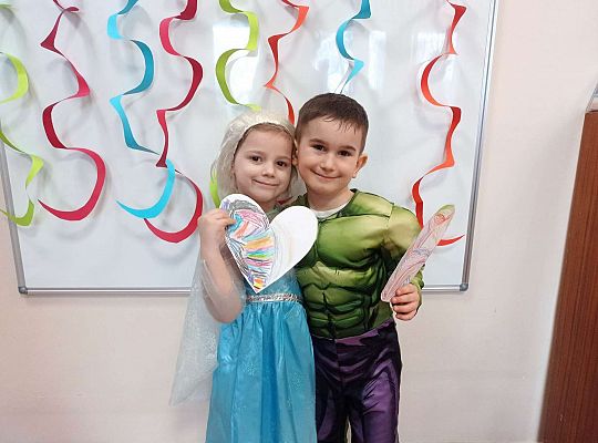 Dzieci ustawione są do wspólnego zdjęcia walentynkowego