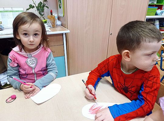 Dzieci kolorują serca