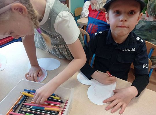 Dzieci kolorują serca