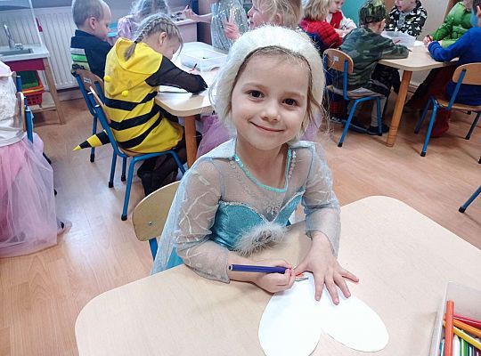 Dzieci kolorują serca