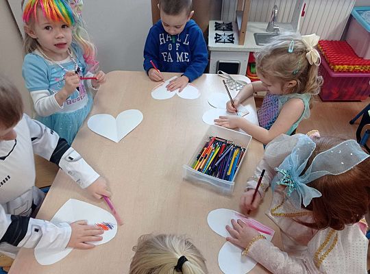 Dzieci kolorują serca