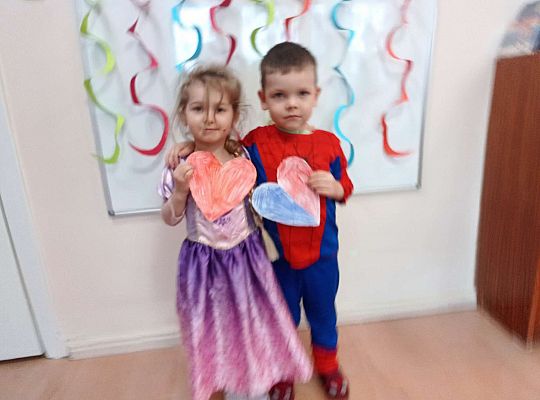 Dzieci ustawione są do wspólnego zdjęcia walentynkowego