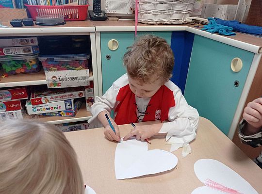 Dzieci kolorują serca