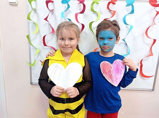 Dzieci ustawione są do wspólnego zdjęcia walentynkowego