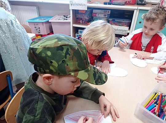 Dzieci kolorują serca