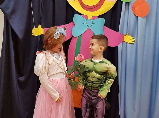 Chłopiec wręcza walentynkę koleżance