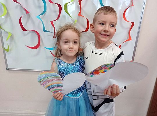 Dzieci ustawione są do wspólnego zdjęcia walentynkowego