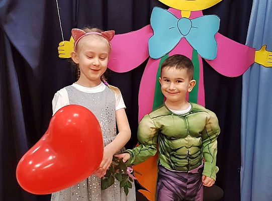 Chłopiec wręcza walentynkę koleżance