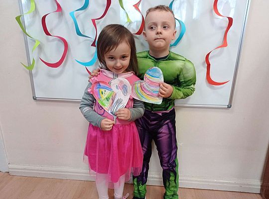 Dzieci ustawione są do wspólnego zdjęcia walentynkowego