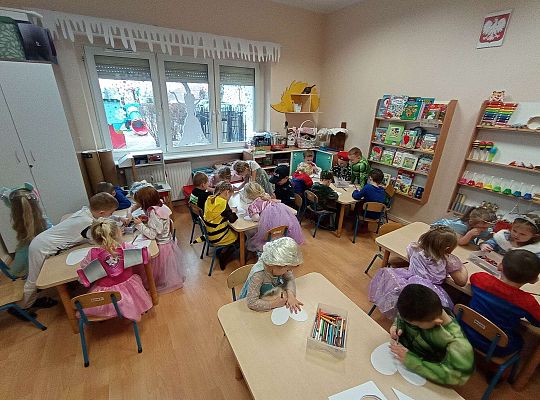 Dzieci kolorują serca