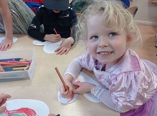 Dzieci kolorują serca