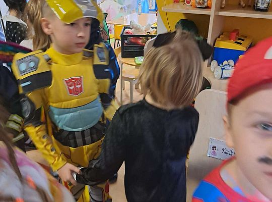 Chłopiec i dziewczynka tańczą w parze