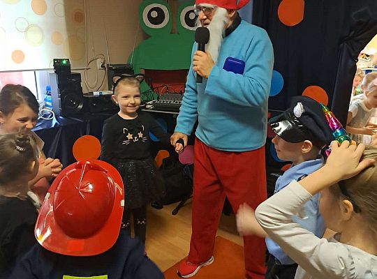 Prowadzący przebrany za smerfa zachęca dzieci do zabawy