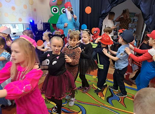 Grupa dzieci ustawiona w "pociąg" bawi się na balu