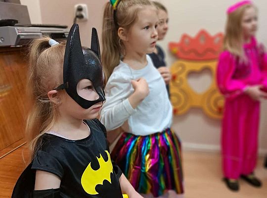 Dziewczynki prezentują swoje stroje karnawałowe