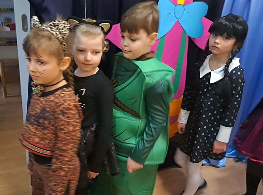 Dzieci tańczą na balu