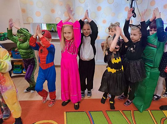 Dzieci tańczą na balu