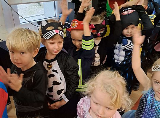 Dzieci tańczą na balu