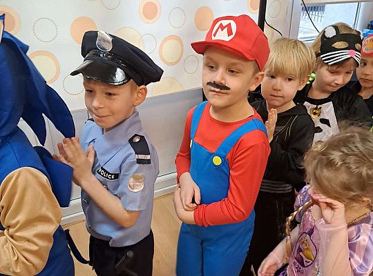 Dzieci tańczą na balu