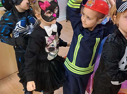 Dzieci tańczą na balu