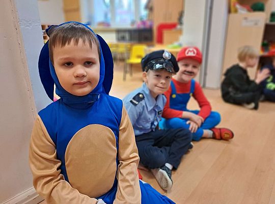 Dzieci prezentują swoje stroje karnawałowe