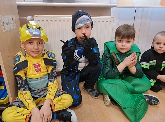 Dzieci prezentują swoje stroje karnawałowe