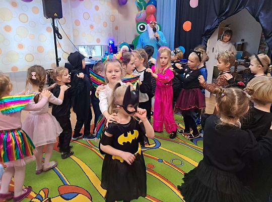 Dzieci tańczą na balu