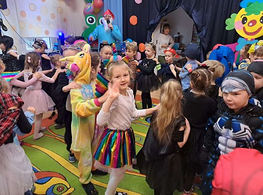 Dzieci tańczą na balu