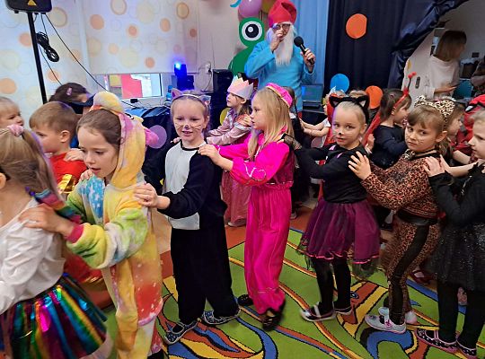 Dzieci tańczą na balu