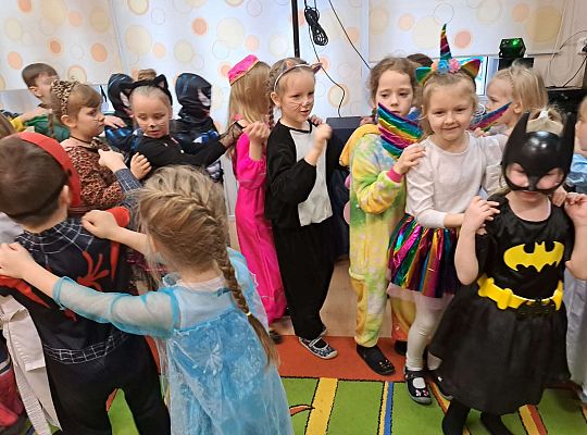 Dzieci tańczą na balu