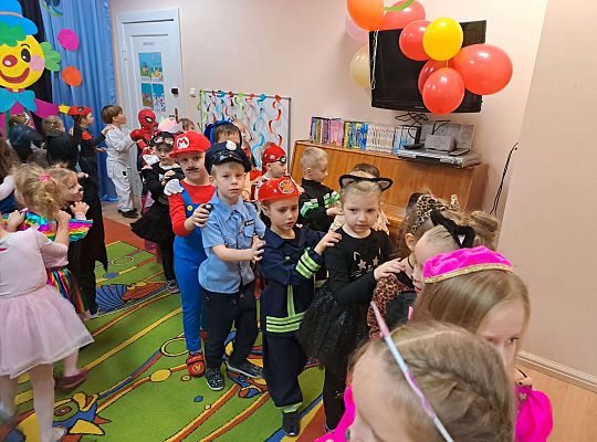 Dzieci tańczą na balu