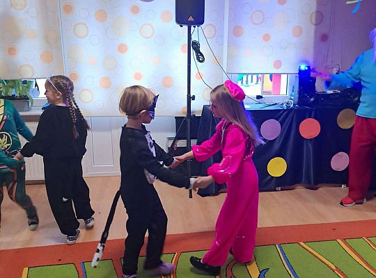 Dzieci tańczą na balu