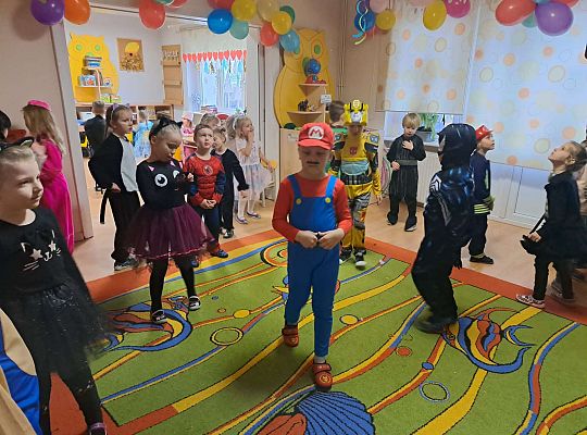 Dzieci tańczą na balu