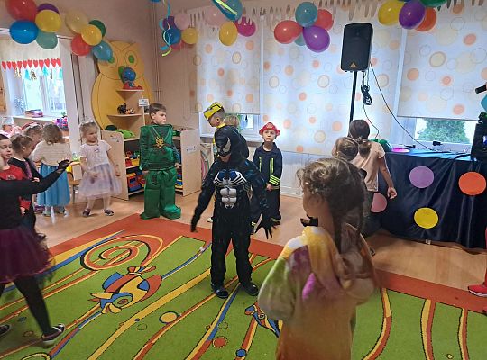 Dzieci tańczą na balu