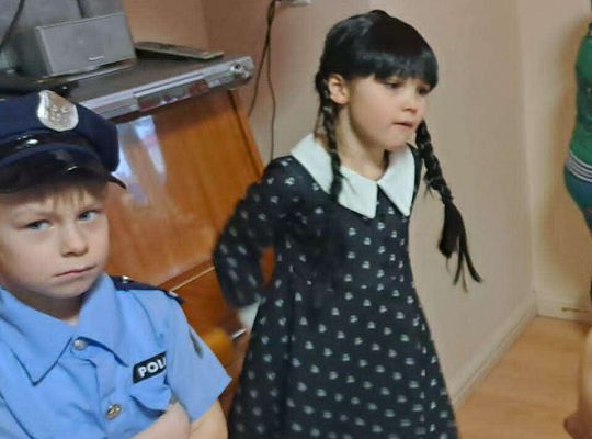 Dzieci prezentują swoje stroje