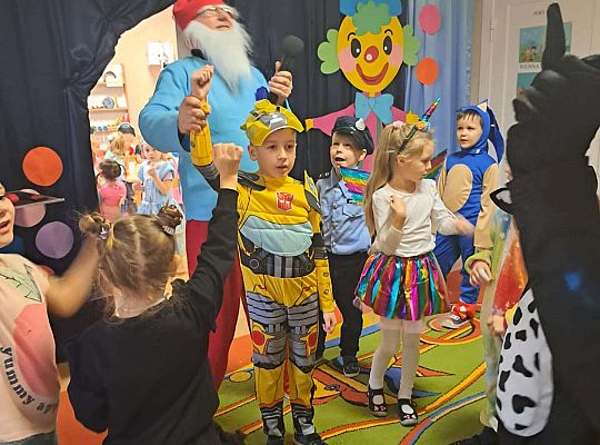 Dzieci tańczą na balu