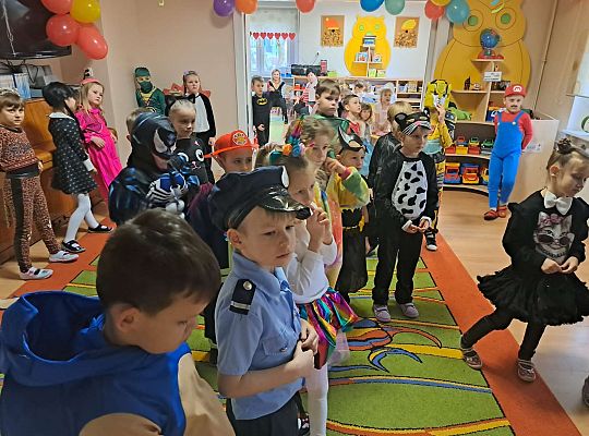 Dzieci tańczą na balu