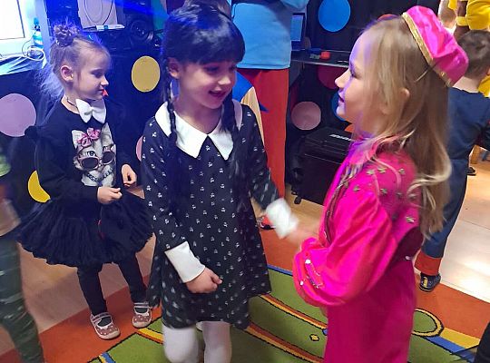 Dzieci tańczą na balu