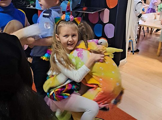 Dzieci tańczą na balu