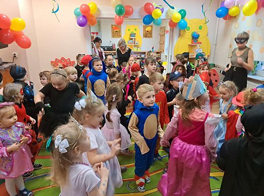 Dzieci tańczą na balu