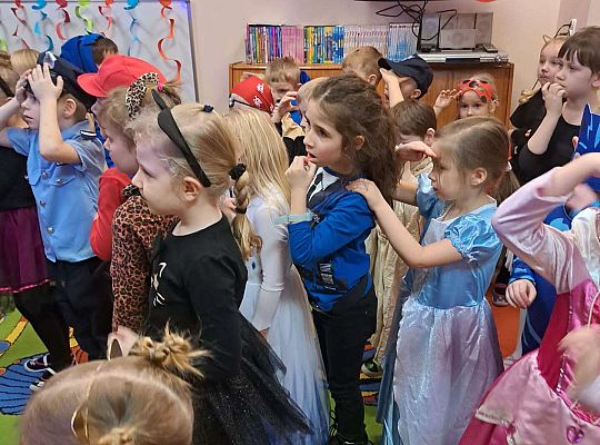 Dzieci tańczą na balu