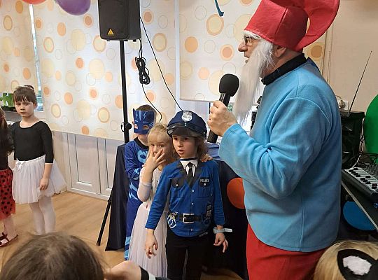 Dzieci tańczą na balu