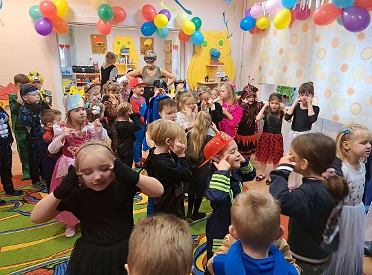 Dzieci tańczą na balu